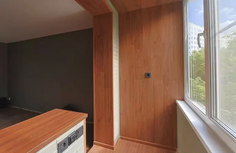 Отделка П-образного балкона искусственным камнем с утеплением