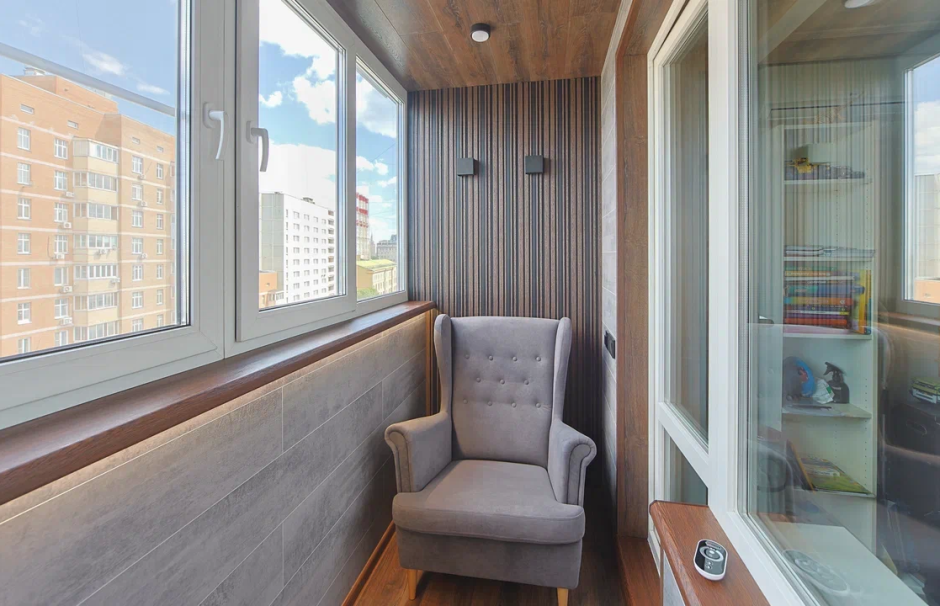 Отделка балкона декоративными рейками